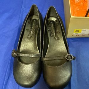 Truffled charcoal/metallic gray wedges.